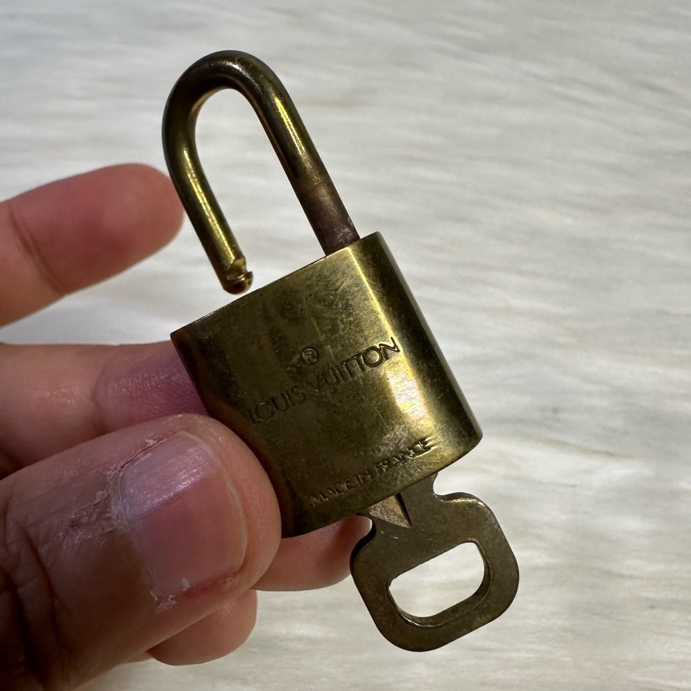 LOUIS VUITTON lock and key #319 - Picture 8 of 11